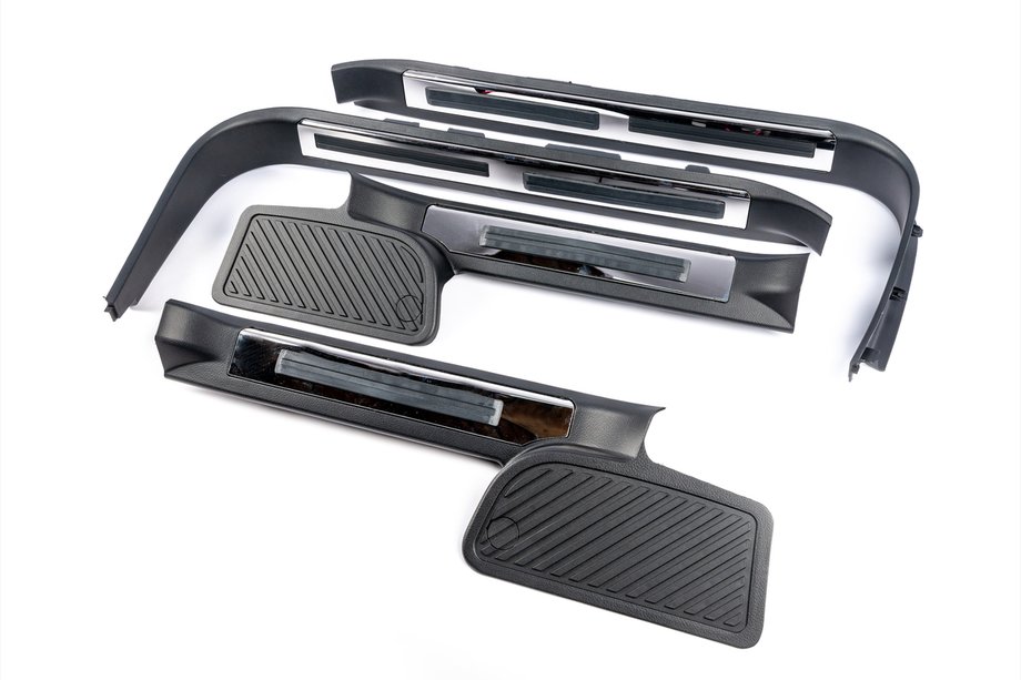 Toyota Land Cruiser 200 2007-2021 Seuils de porte en plastique avec eclairage (noir) Image