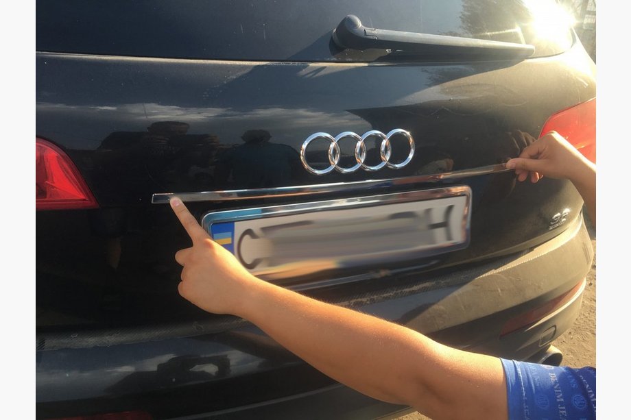 Audi Q7 2005-2015 Baguette chromée au-dessus de la plaque Carmos (inox) Image