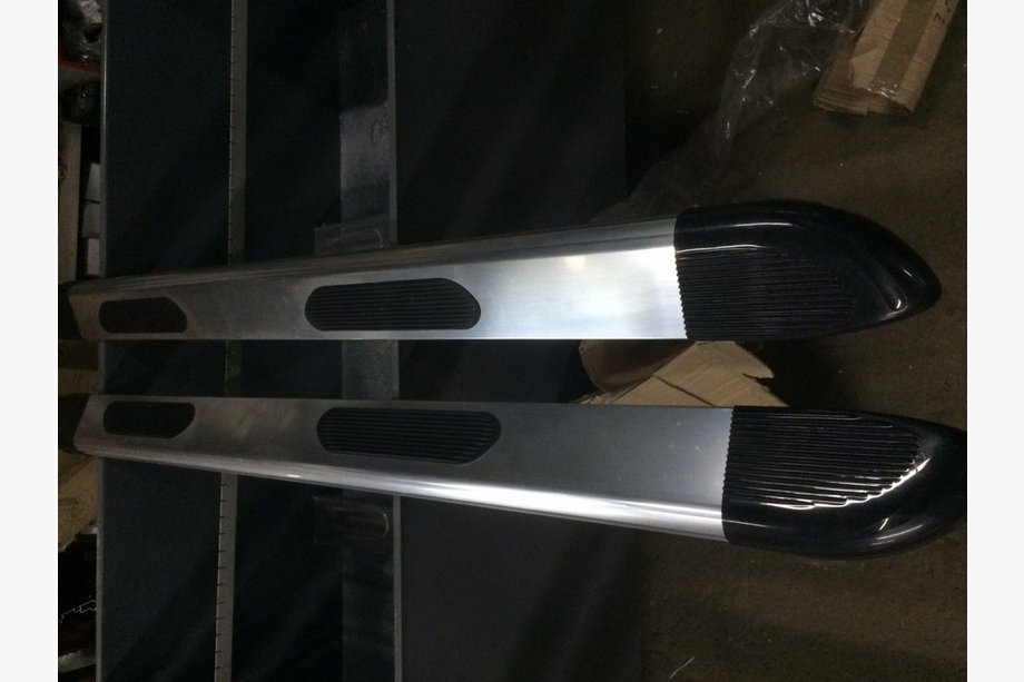 Renault Trafic 2001–2015 Marchepieds Latéraux JAWS (2 pcs, Aluminium) Image