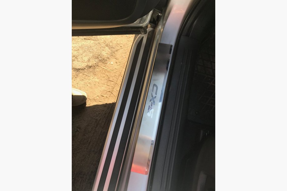 Mazda CX-5 2017–2025 Seuils de porte inox Nataniko (4 pcs, acier inoxydable) Premium - Bande 3M, 0,8mm Image