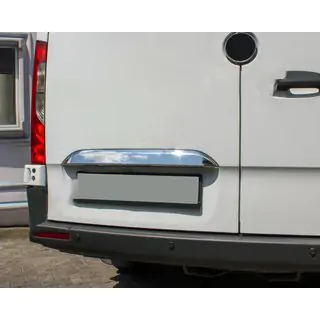 Baguette chromée au-dessus de la plaque d'immatriculation (inox)