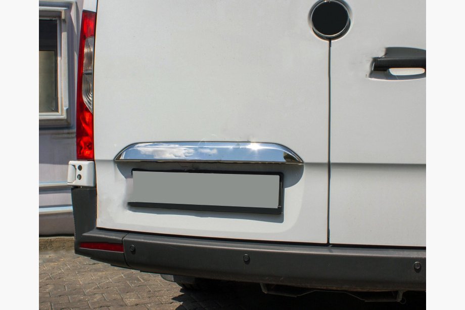Mercedes Sprinter W907/W910 2018- Baguette chromée au-dessus de la plaque d'immatriculation (inox) Image