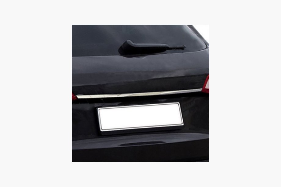 Ford Fiesta 2017- Baguette inox au-dessus de la plaque d'immatriculation Image