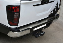 Nissan Navara/NP300 2016- Protection de pare-chocs arrière inox photo 1