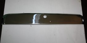 Renault Duster 2008–2017 Baguette chromée au-dessus de la plaque d'immatriculation Monobloc (Inox) photo 2