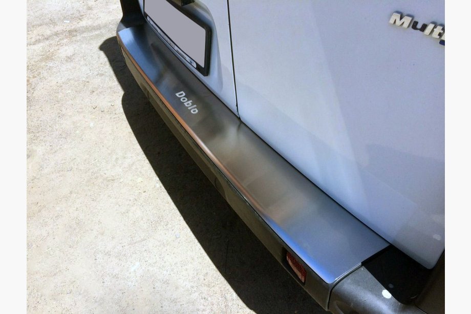 Fiat Doblo II 2010-2022 Protection de pare-chocs arrière avec rebord NataNika (inox) Image