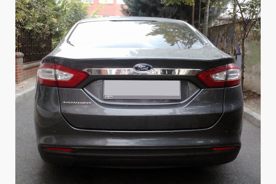 Ford Mondeo 2014-2022 Baguette chromée au-dessus de la plaque d'immatriculation (inox) Image