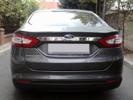 Ford Mondeo 2014-2022 Baguette chromée au-dessus de la plaque d'immatriculation (inox) photo 1