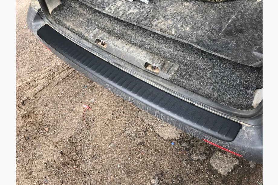 Volkswagen T5 2010-2015 Protection de pare-chocs arrière avec rebord (plastique ABS) Mat Photo 2