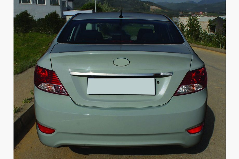 Hyundai Accent 2011-2017 Baguette chromée au-dessus de la plaque d'immatriculation (inox) Image