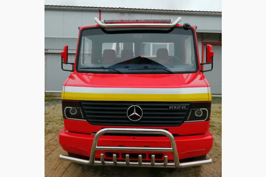 Mercedes T2 (507-814) 1967-1996 Pare-buffle avec barres latérales (inox) Image