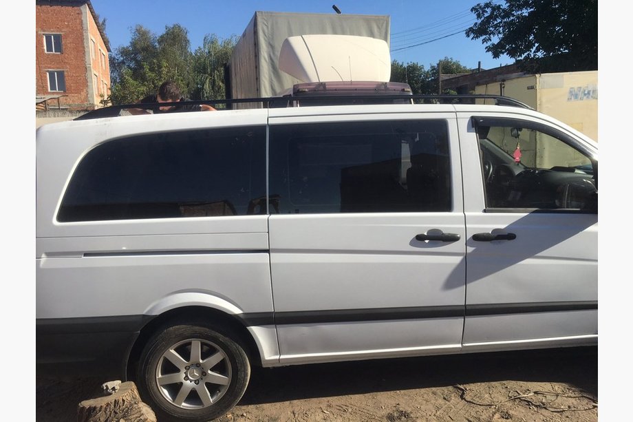 Mercedes Vito W639 2004-2014 Barres de toit noires Skyport (métal massif) Empattement Court (SHORT) Photo 9