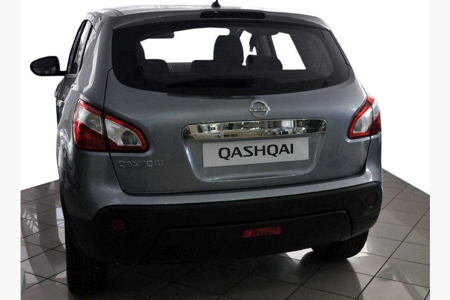 Nissan Qashqai 2010-2014 Baguette chromée au-dessus de la plaque d'immatriculation (inox) Sans Bouton, Carmos - Acier Turc Image