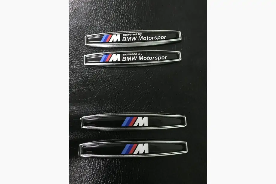 BMW 5 Series F10/F11 2010–2016 Autocollant aile metal (2 pcs) Image