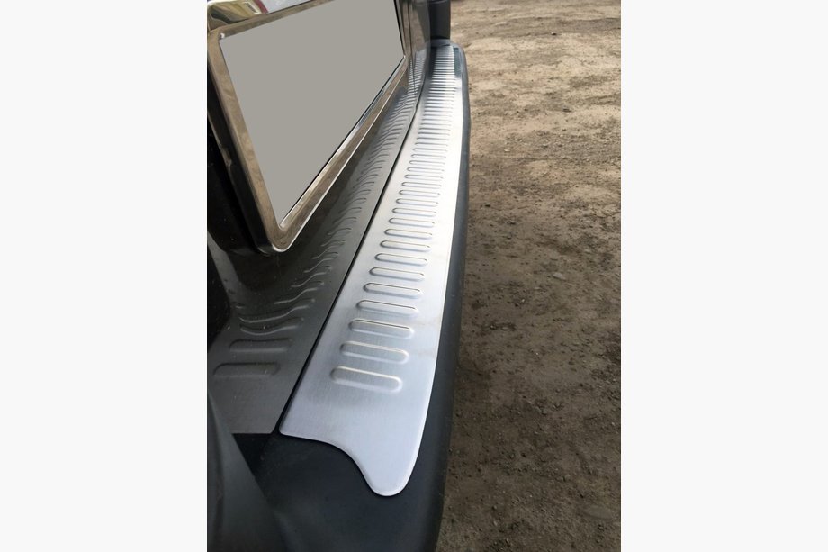 Opel Vivaro 2001–2015 Protection de Pare-chocs Arrière Mat (Omsa, Inox) Image