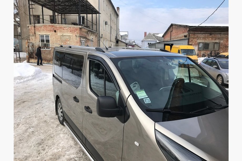 Nissan NV300/Primastar 2016- Barres de Toit Chromées Base longue, pieds en plastique Photo 2