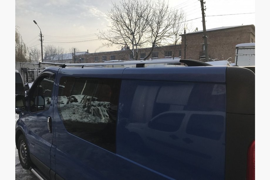 Renault Trafic 2001–2015 Barres de Toit Chromées Long, Pieds en Fonte Photo 4