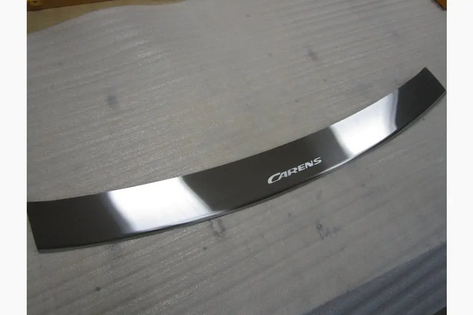 Kia Carens 1999-2012 Protection de pare-chocs arrière avec rebord Nataniko (inox) Image
