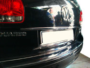 Volkswagen Touareg 2002–2010 Baguette chromée au-dessus de la plaque d'immatriculation (inox) photo 1