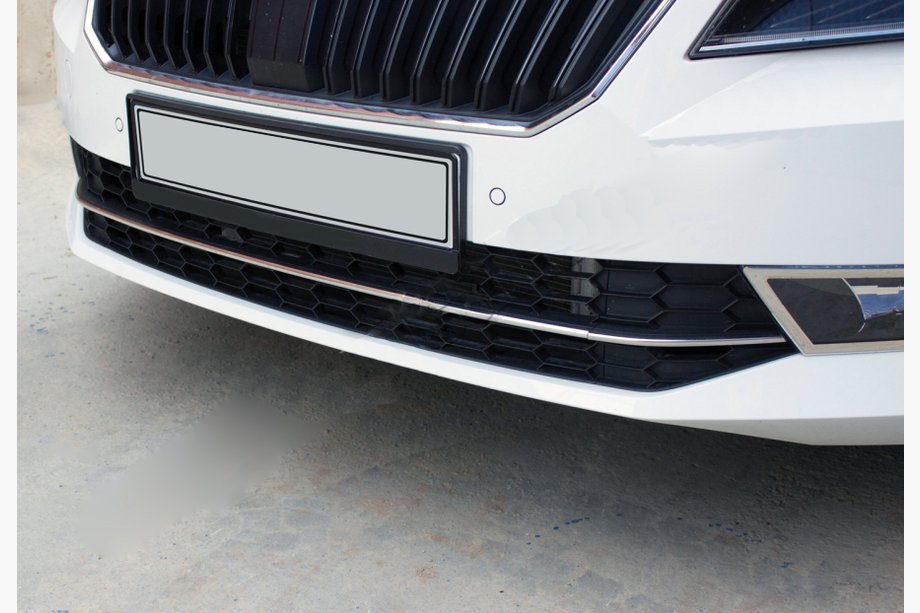 Skoda Superb 2015-2024 PROMO! Garnitures en acier inox pour pare-chocs avant OmsaLine (3 pcs) Photo 1