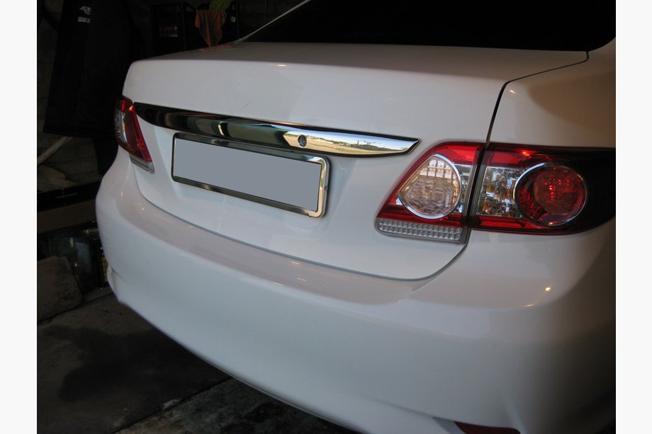 Toyota Corolla 2007-2013 Baguette chromée au-dessus de la plaque 2010-2013 (inox) Photo 2