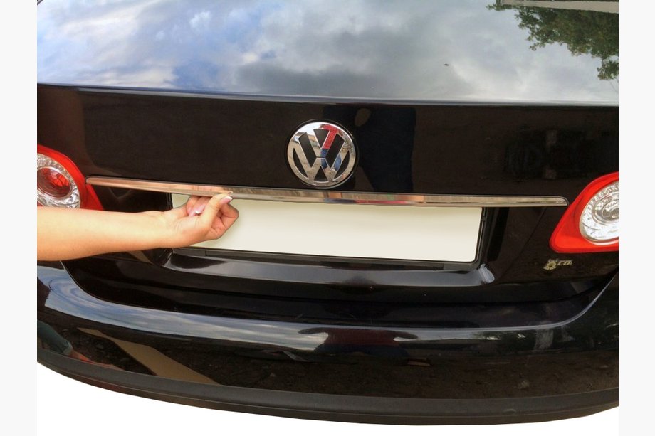 Volkswagen Jetta 2006-2011 Baguette inox au-dessus de la plaque d'immatriculation Image