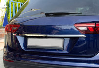Volkswagen Tiguan 2016-2023 Baguette chromée au-dessus de la plaque d'immatriculation (inox) photo 2