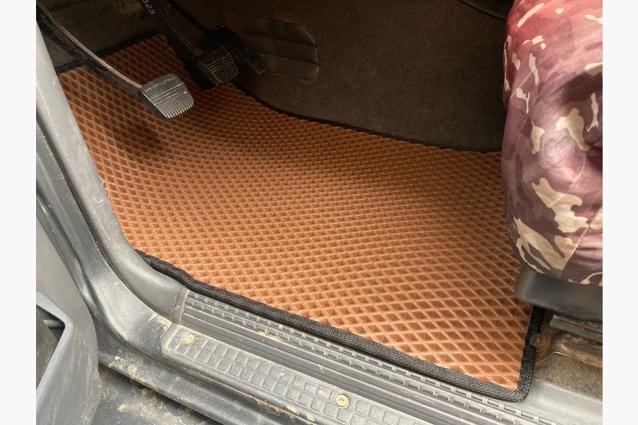 Nissan Patrol Y60 1988–1997 Tapis de sol EVA (rouge brique) 2 Pièces (Avant) Photo 2