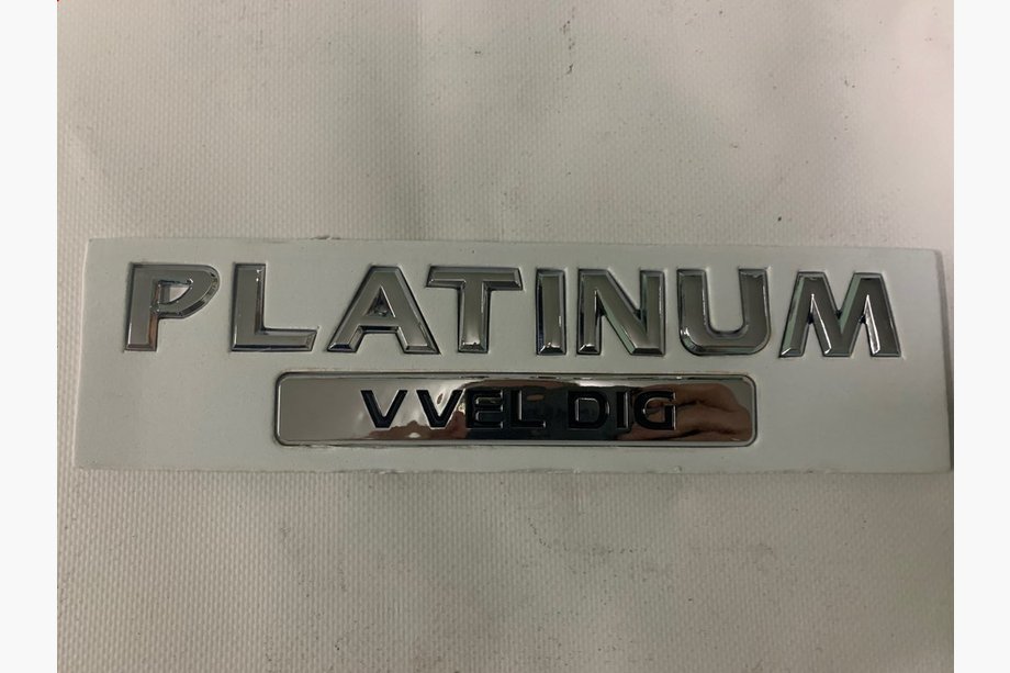Nissan Patrol Y62 2010-2024 Emblème Platinum Image