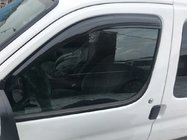 Peugeot Partner 1996-2008 Déflecteurs de Vent Noirs (2 pcs, DDU-Aomis) photo 1