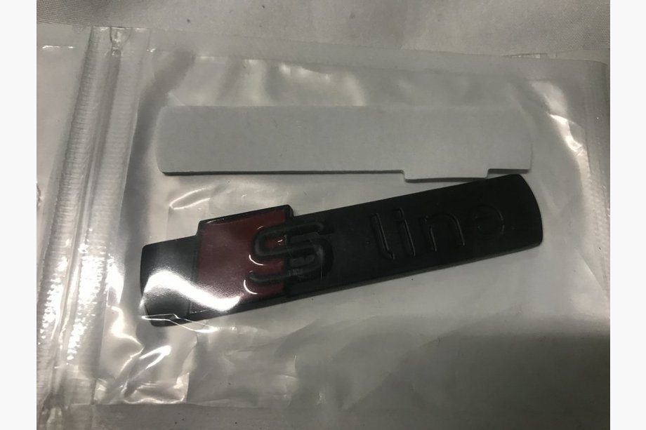 Audi Q7 2005-2015 Badge S-Line Noir Image