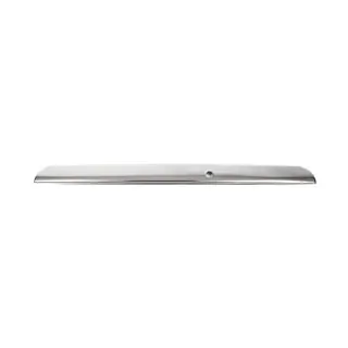 Baguette chromée au-dessus de la plaque d'immatriculation (inox)