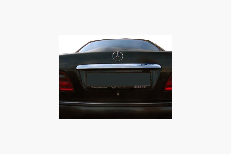 Mercedes C-class W203 2000-2007 Baguette au-dessus de la plaque d'immatriculation (plastique) Image