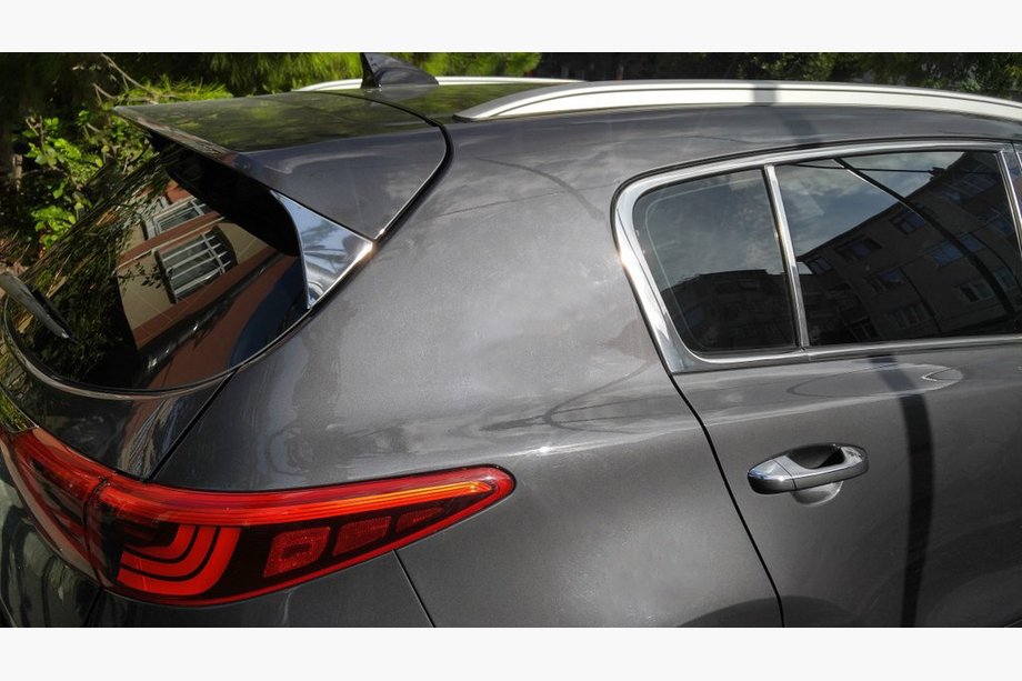 Kia Sportage 2015-2021 Cache triangulaire pour porte arrière (inox) Photo 1