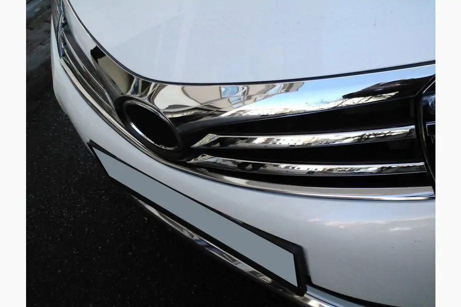 Toyota Corolla 2013-2019 Baguette inférieure de calandre (2013-2016, inox) Image