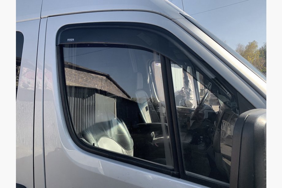 Mercedes Sprinter W906 2006–2018 Déflecteurs de fenêtre adhésifs (2 pcs, Niken) Image