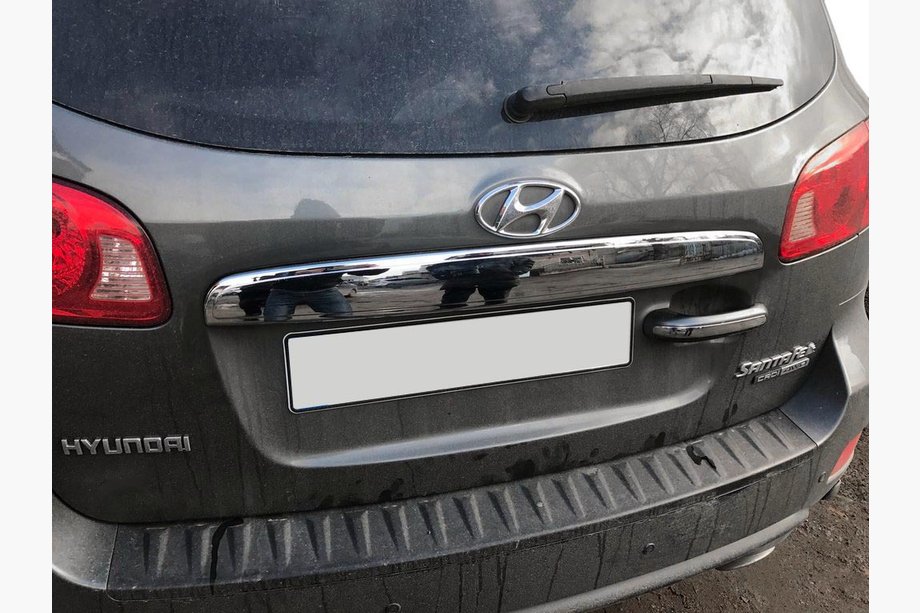 Hyundai Santa Fe 2 2006-2012 Baguette au-dessus de la plaque d'immatriculation (inox) Image