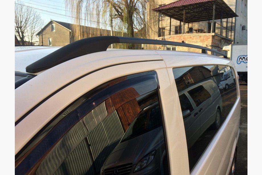 Mercedes Viano 2004-2014 Barres de toit noires ELITE (pied plastique) Empattement Long (EXTRALONG) Photo 10