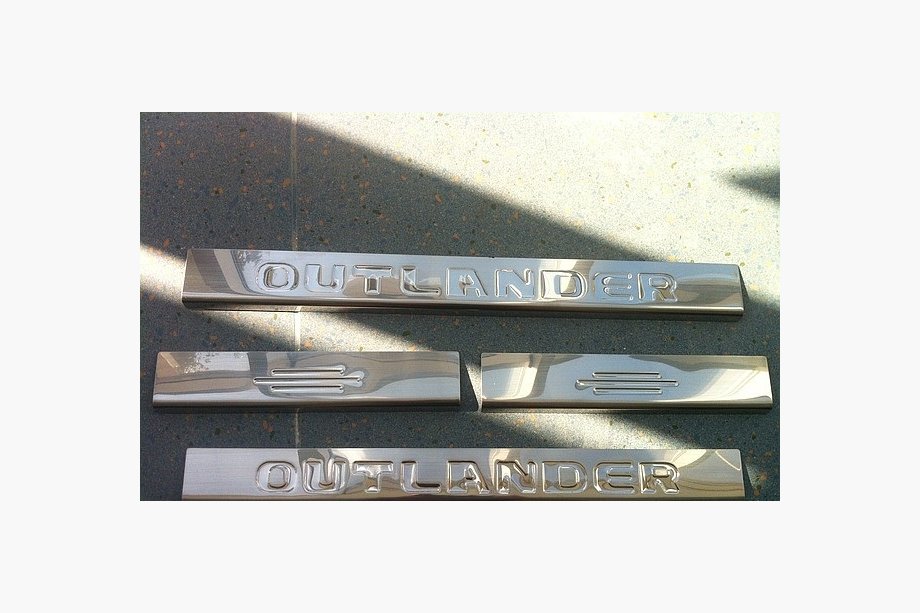 Mitsubishi Outlander 2012-2021 Seuils de porte Carmos (4 pcs, inox) Image