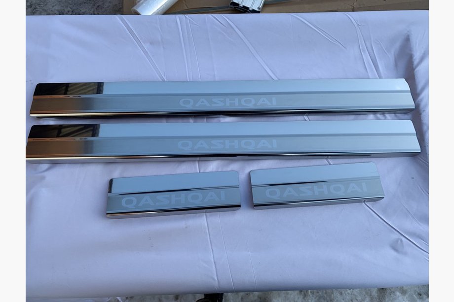 Nissan Qashqai 2007-2010 Seuils de porte inox Nataniko (4 pcs, acier inoxydable) Image