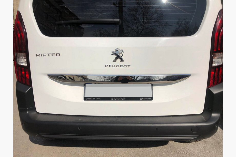 Peugeot Partner/Rifter 2019- Baguette inox au-dessus de la plaque d'immatriculation Image