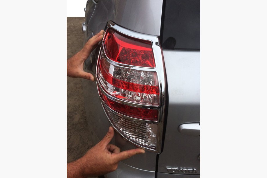 Toyota Rav 4 2006-2013 Caches Feux Arrière Chromés 2009-2012 (2 pcs, plastique) Image