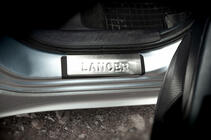 Mitsubishi Lancer X 2008- Seuils de porte inox Omsa 4 pièces photo 3