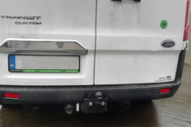 Ford Custom 2013-2022 Baguette chromée au-dessus de la plaque d'immatriculation (2 portes, inox) photo 1