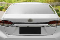 Toyota Corolla 2019- Baguette chromée au-dessus de la plaque d'immatriculation (inox) photo 1