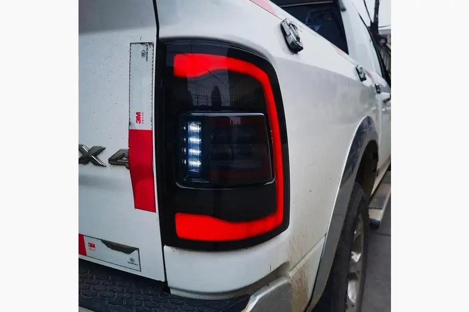 Dodge RAM (DT) 2018– Feux arrière TRX Image