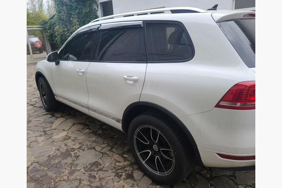 Volkswagen Touareg 2010-2018 Déflecteurs de Vitres avec Moulure Chromée (4 pcs, Niken) Image