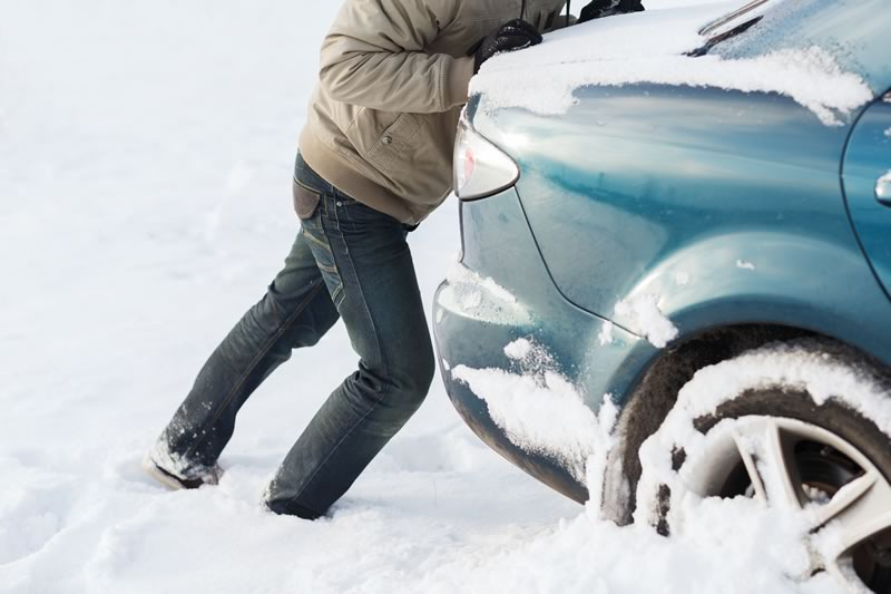 Que faire si la voiture est coincée dans la neige ?