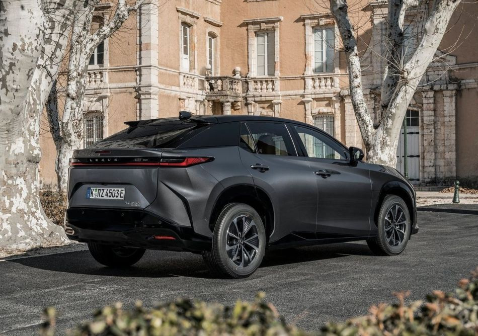 Le cross électrique Lexus RZ a reçu une version plus abordable — 300e