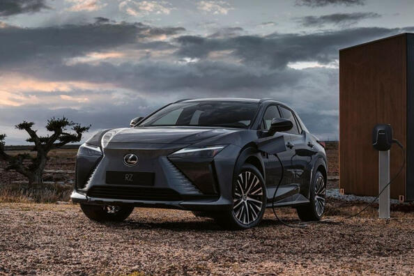 Le cross électrique Lexus RZ a reçu une version plus abordable — 300e Photo 3